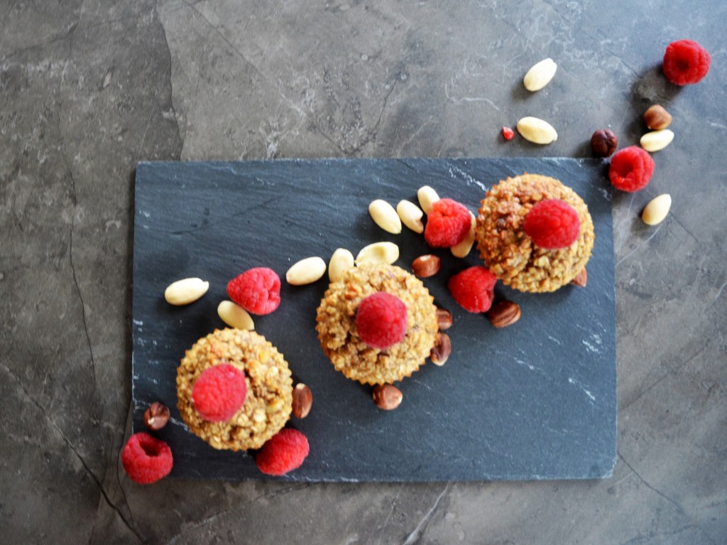 Ontbijtmuffins met noten met één hand gemaakt! 